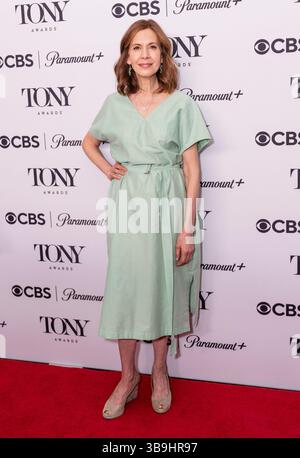 New York, Usa. Mai 2025. Jessica Hecht nominiert für die beste Leistung einer Schauspielerin, Hauptrolle, Play nimmt an Treffen der 2025 78. Jährlichen TONY-Nominierten im Sofitel Hotel in New York am 8. Mai 2025 (Foto: Lev Radin/Pacific Press) Credit: Pacific Press Media Production Corp./Alamy Live News Stockfoto