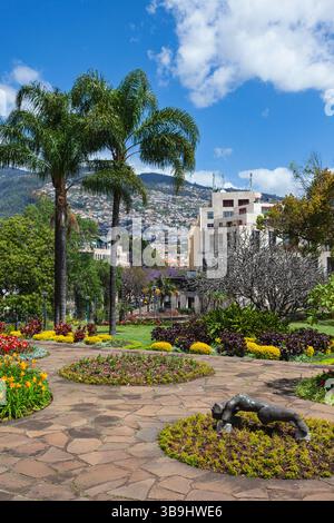 Der Santa Catarina Park mit seinen Blumenbeeten, Bäumen und Statuen befindet sich im Zentrum von Funchal und bietet einen Aussichtspunkt über Madeira. Stockfoto