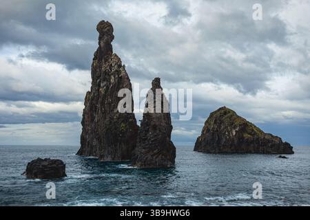 Der epische Küstenort Miradouro Ilheus da Ribeira da Janela mit seinen bemerkenswerten Felsformationen an der Westküste von Madeira, Portugal. Stockfoto
