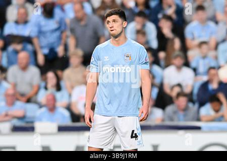 Bobby Thomas (4 Coventry City) sieht beim Halbfinalspiel zwischen Coventry City und Sunderland in der Coventry Building Society Arena in Coventry, Coventry, am Freitag, den 9. Mai 2025. (Foto: Kevin Hodgson | MI News) Credit: MI News & Sport /Alamy Live News Stockfoto