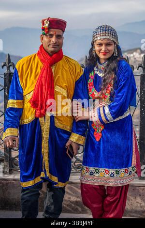 Einheimisches junges Paar in Nationalkleidung feiert ihren Hochzeitstag in Shimla, Indien Stockfoto