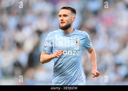 Matt Grimes (6 Coventry City) während des Halbfinalspiels der Sky Bet Championship Play Off zwischen Coventry City und Sunderland in der Coventry Building Society Arena, Coventry am Freitag, den 9. Mai 2025. (Foto: Kevin Hodgson | MI News) Credit: MI News & Sport /Alamy Live News Stockfoto