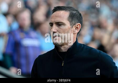 Manager Frank Lampard (Manager Coventry City) sieht beim Halbfinalspiel der Sky Bet Championship Play Off zwischen Coventry City und Sunderland in der Coventry Building Society Arena, Coventry, am Freitag, den 9. Mai 2025, zu. (Foto: Kevin Hodgson | MI News) Credit: MI News & Sport /Alamy Live News Stockfoto