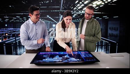 Latino Cyber Architects Konfigurieren Cloud-Server Im Rechenzentrum Stockfoto