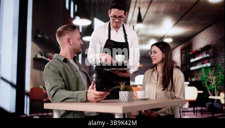 Glückliches Paar Genießt Morgens Kaffee Im Lokalen Cafe Shop Stockfoto