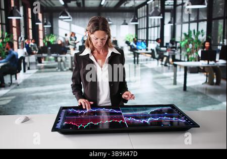 Geschäftsreife Überwacht Börsenhandel Online Im Büro. Stockfoto