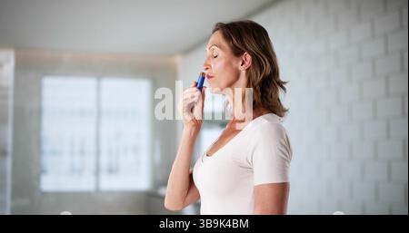 Pflanzliche Aromatherapie: Frau Inhaliert Ätherisches Öl Zur Entspannenden Therapie Stockfoto