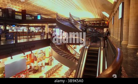 WASHINGTON DC, USA - 08. APRIL 2017 - elegante Wendeltreppen und Rolltreppen verbinden mehrere Ebenen innerhalb der Union Station in Washington DC Stockfoto
