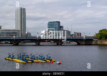 Wassersportausrüstung in Lagan Adventures, Waterfront Hall, Belfast Stockfoto