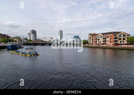 Wassersportausrüstung in Lagan Adventures, Waterfront Hall, Belfast Stockfoto