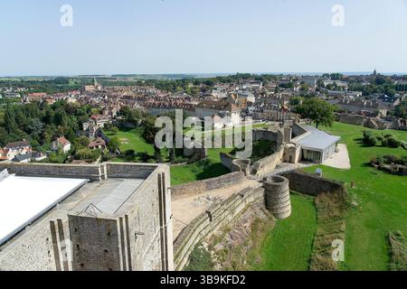 Falaise Frankreich - 5. September 2023 - Blick auf die Stadt Falaise - vom Turm von Falaise Castle, dem Geburtsort von Wilhelm dem Eroberer 1027-1087 Stockfoto