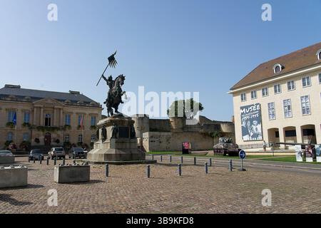Falaise Frankreich - 5. September 2023 - Platz in Falaise mit Statue von Wilhelm dem Eroberer, Schloss Falaise und Museum für den Zweiten Weltkrieg Stockfoto