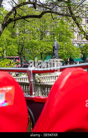 Das Rathaus von Belfast vom Oberdeck einer Tour mit dem roten Bus. Stockfoto