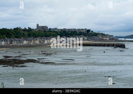 Blick über die Bucht in die historische Stadt Cancale in der Bretagne Frankreich Stockfoto