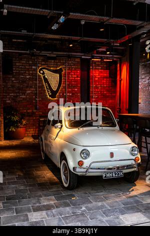 Der klassische Fiat 500, der für die Werbung für das Amelia Hall Restaurant in Belfast verwendet wurde, wurde bekannt, indem er mehrmals mit Geldstrafen belegt wurde, wenn er draußen geparkt wurde. Stockfoto