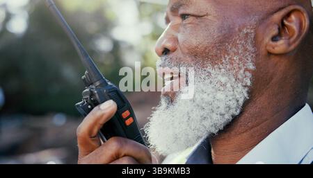 Bau, Aushub und Funkgerät mit Entwickler Black man im Freien als Bauarbeiter vor Ort. Kommunikation, Projekt und Aktualisierung mit dem Vorgesetzten Stockfoto