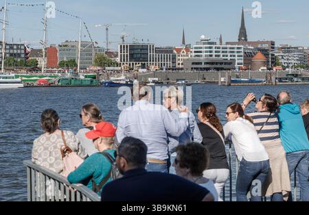 Hamburg, Deutschland. Mai 2025. Touristen stehen auf dem Bornsteinplatz und blicken über die Elbe auf das Panorama der Hansestadt Hamburg. Quelle: Markus Scholz/dpa/Alamy Live News Stockfoto