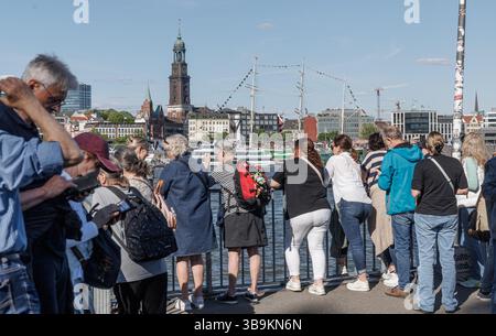 Hamburg, Deutschland. Mai 2025. Touristen stehen auf dem Bornsteinplatz und blicken über die Elbe auf das Panorama der Hansestadt Hamburg. Quelle: Markus Scholz/dpa/Alamy Live News Stockfoto