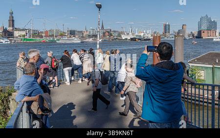 Hamburg, Deutschland. Mai 2025. Touristen stehen auf dem Bornsteinplatz und blicken über die Elbe auf das Panorama der Hansestadt Hamburg. Quelle: Markus Scholz/dpa/Alamy Live News Stockfoto