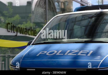 Dresden, Deutschland. Mai 2025. Vor der Citywache, einer Polizeistation in der Nähe des Hauptbahnhofs, des Wiener Platzes und der Prager Straße, steht ein Polizeiwagen. Robert Michael/dpa/Alamy Live News Stockfoto