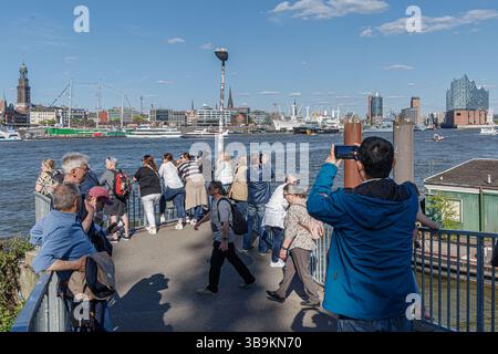 Hamburg, Deutschland. Mai 2025. Touristen stehen auf dem Bornsteinplatz und blicken über die Elbe auf das Panorama der Hansestadt Hamburg. Quelle: Markus Scholz/dpa/Alamy Live News Stockfoto