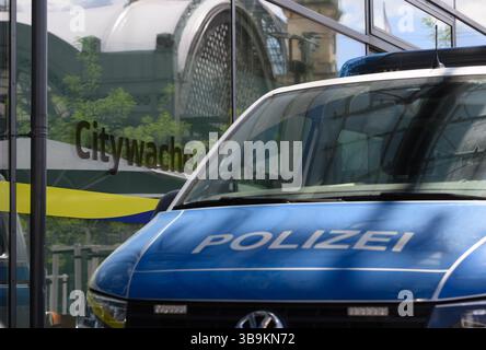 Dresden, Deutschland. Mai 2025. Vor der Citywache, einer Polizeistation in der Nähe des Hauptbahnhofs, des Wiener Platzes und der Prager Straße, steht ein Polizeiwagen. Robert Michael/dpa/Alamy Live News Stockfoto