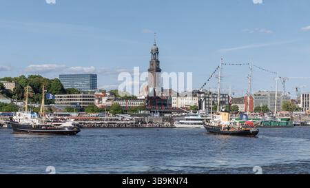 Hamburg, Deutschland. Mai 2025. Blick über die Elbe auf Hamburgs Wahrzeichen, die Hauptkirche St. Michaelis, umgangssprachlich „der Michel“ genannt. Quelle: Markus Scholz/dpa/Alamy Live News Stockfoto