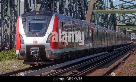 Hamburg, Deutschland. Mai 2025. Eine S-Bahn überquert die Freihafenelbbrücke in Richtung Neugraben. Quelle: Markus Scholz/dpa/Alamy Live News Stockfoto