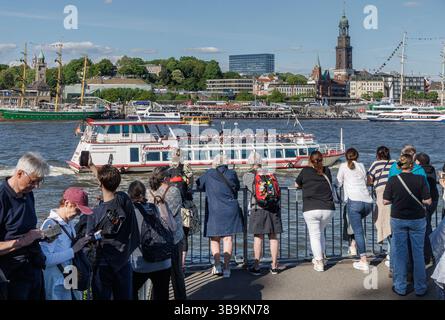 Hamburg, Deutschland. Mai 2025. Touristen stehen auf dem Bornsteinplatz und blicken über die Elbe auf das Panorama der Hansestadt Hamburg. Quelle: Markus Scholz/dpa/Alamy Live News Stockfoto