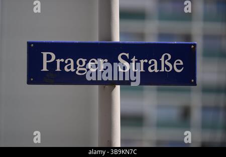 Dresden, Deutschland. Mai 2025. Am Rande der Einkaufsmeile steht ein Schild „Prager Straße“. Robert Michael/dpa/Alamy Live News Stockfoto