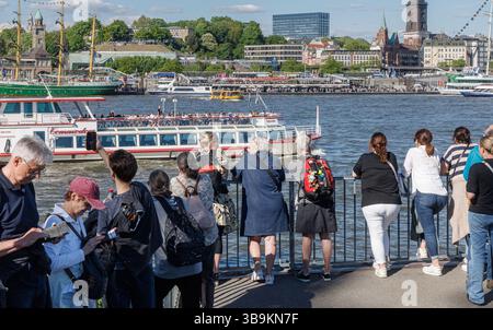 Hamburg, Deutschland. Mai 2025. Touristen stehen auf dem Bornsteinplatz und blicken über die Elbe auf das Panorama der Hansestadt Hamburg. Quelle: Markus Scholz/dpa/Alamy Live News Stockfoto