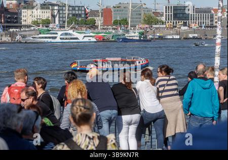 Hamburg, Deutschland. Mai 2025. Touristen stehen auf dem Bornsteinplatz und blicken über die Elbe auf das Panorama der Hansestadt Hamburg. Quelle: Markus Scholz/dpa/Alamy Live News Stockfoto