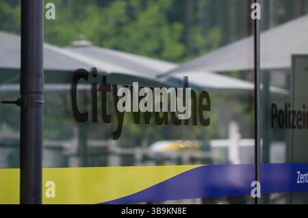 Dresden, Deutschland. Mai 2025. Die Citywache befindet sich an der Polizeiwache am Wiener Platz vor dem Start der Prager Straße. Robert Michael/dpa/Alamy Live News Stockfoto
