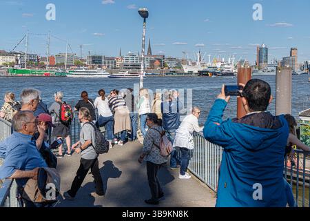 Hamburg, Deutschland. Mai 2025. Touristen stehen auf dem Bornsteinplatz und blicken über die Elbe auf das Panorama der Hansestadt Hamburg. Quelle: Markus Scholz/dpa/Alamy Live News Stockfoto