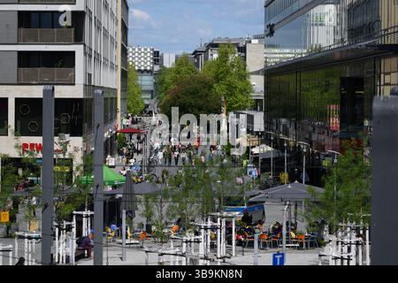 Dresden, Deutschland. Mai 2025. Blick vom Bahnsteig am Hauptbahnhof über den Wiener Platz in die Prager Straße. Robert Michael/dpa/Alamy Live News Stockfoto