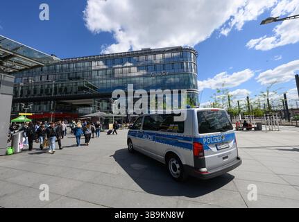 Dresden, Deutschland. Mai 2025. Ein Polizeiwagen fährt auf dem Wiener Platz in Richtung Prager Straße. Robert Michael/dpa/Alamy Live News Stockfoto