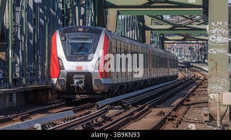Hamburg, Deutschland. Mai 2025. Eine S-Bahn überquert die Freihafenelbbrücke in Richtung Neugraben. Quelle: Markus Scholz/dpa/Alamy Live News Stockfoto