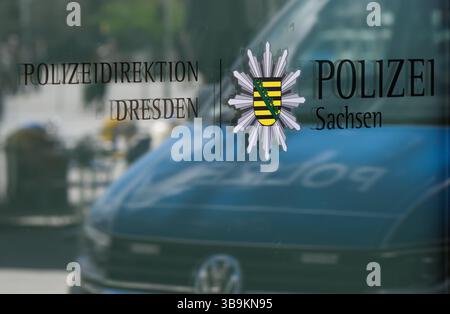 Dresden, Deutschland. Mai 2025. Vor der Citywache, einer Polizeistation in der Nähe des Hauptbahnhofs, des Wiener Platzes und der Prager Straße, steht ein Polizeiwagen. Robert Michael/dpa/Alamy Live News Stockfoto