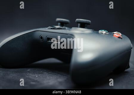 Gamepad auf schwarzem Hintergrund Stockfoto