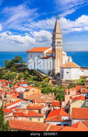 Piran, Slowenien. Aus der Vogelperspektive auf die Altstadt von Piran an der Adria, Kirchturm St. George. Stockfoto