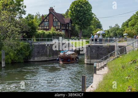 Ein Boot durch Bray Lock auf der Themse bei Taplow, Maidenhead, Großbritannien. Stockfoto