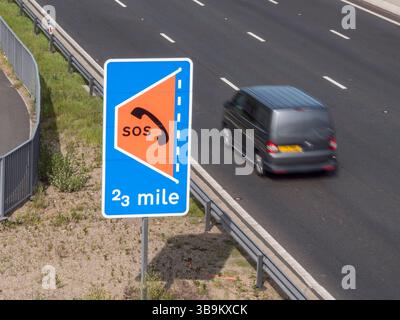 Autos passieren ein SOS-Schild für Notunterkünfte auf der Autobahn M4, Dorney, Großbritannien. Stockfoto