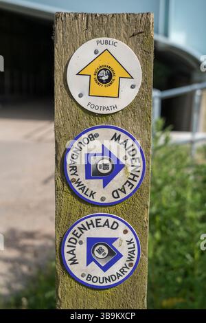 Fußpfadschilder für „Public Footpath“ und zwei für „Maidenhead Boundary Walk“ an einem Pfosten auf dem Themsepfad in der Nähe von Dorney. Stockfoto