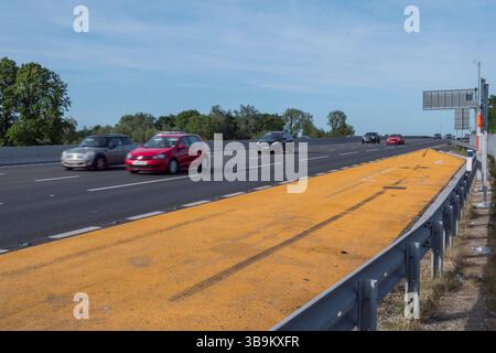 Verkehr vorbei an einer Smart Motorway Notunterkunft auf der M4 Autobahn, Dorney, Großbritannien. Stockfoto