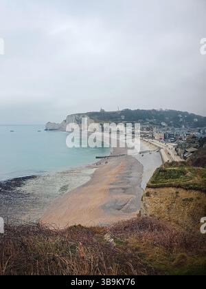 Küstenstadt Etretat mit Kiesstrand, Klippen und ruhigem Meer. Die berühmten Klippen von Falaise d'Aval in der Normandie, Frankreich Stockfoto