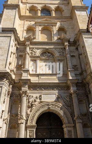 Ein Tor zur Kathedrale von Granada, oder zur Kathedrale der Inkarnation, von der Calle Cárcel Baja Stockfoto