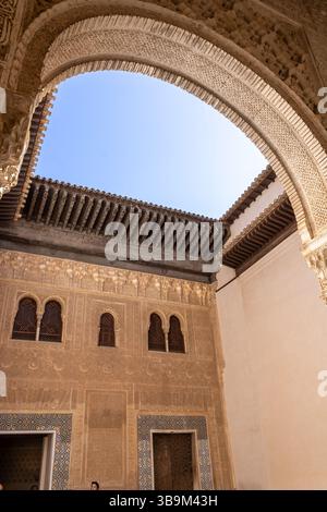 Geschnitzte Dekoration der Wände in der Alhambra mit Elementen der arabischen Kalligraphie, Granada, Spanien Stockfoto