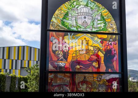 Glas der Throne. Eine Reihe von Kunsttafeln im Buntglasstil feiert Belfasts Verbindung zur TV-Serie und zum Film. Stockfoto
