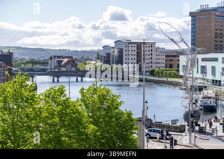 Flussaufwärts am Fluss Lagan im Stadtzentrum von Belfast. Nordirland Stockfoto