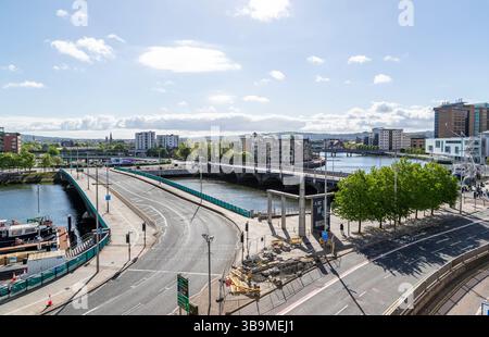 Flussaufwärts am Fluss Lagan im Stadtzentrum von Belfast. Nordirland Stockfoto